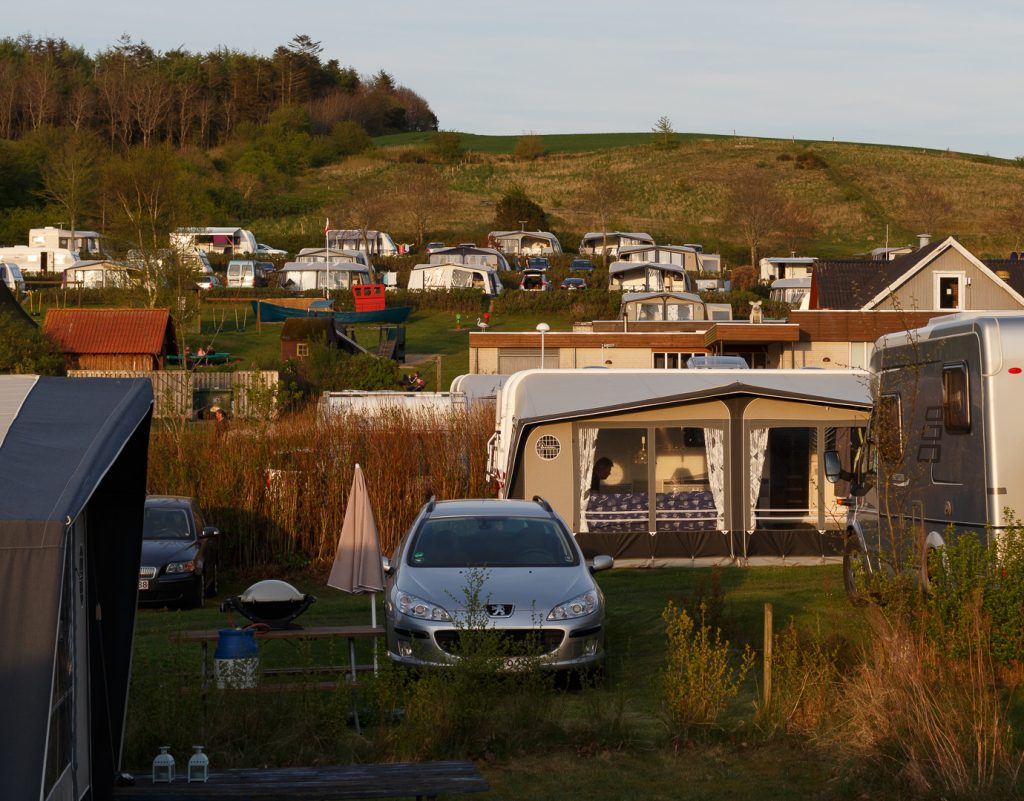 Udsigt op med terrassepladser